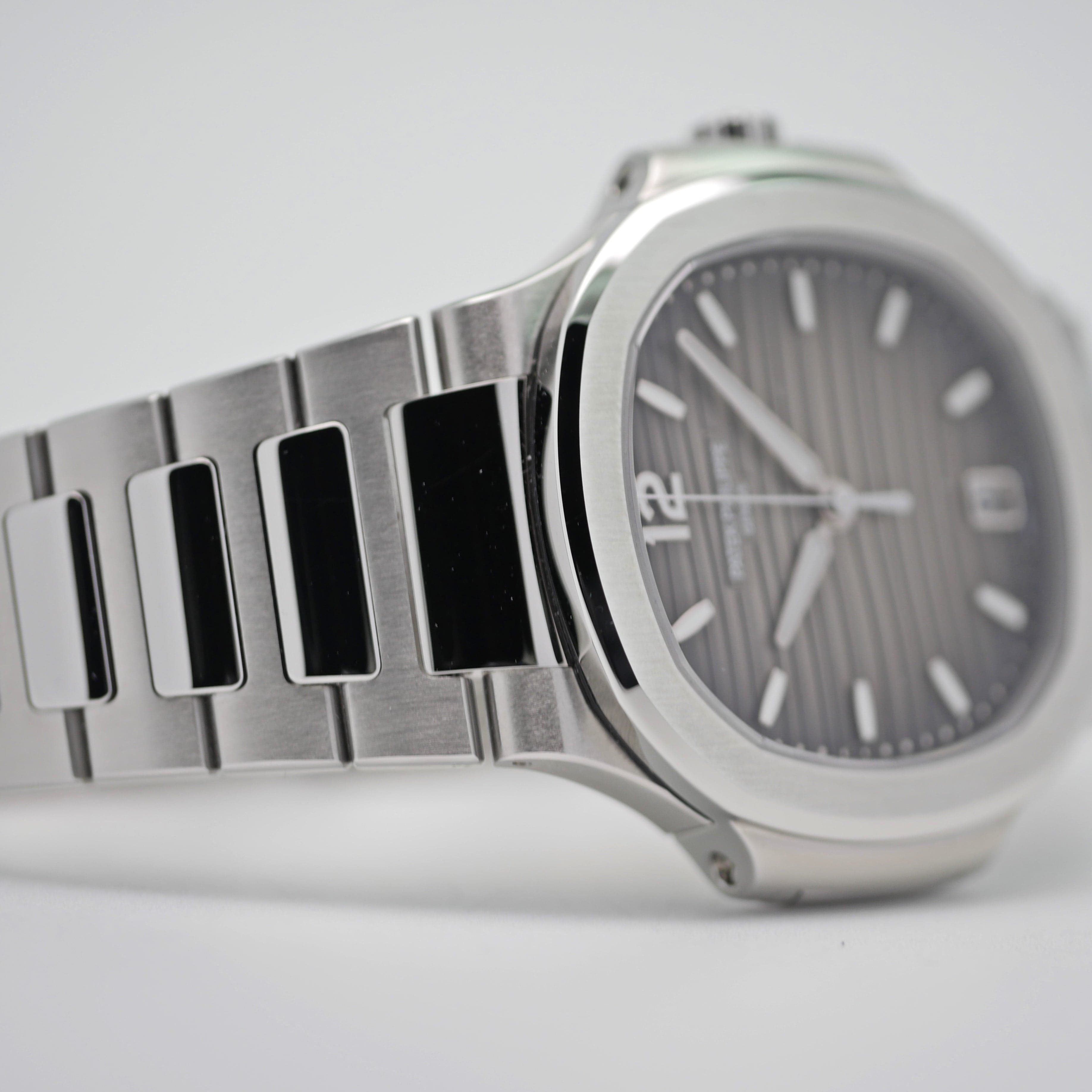 Patek Philippe Nautilus – Ref. 7118/1A-011, Gut – Bild 2/13
