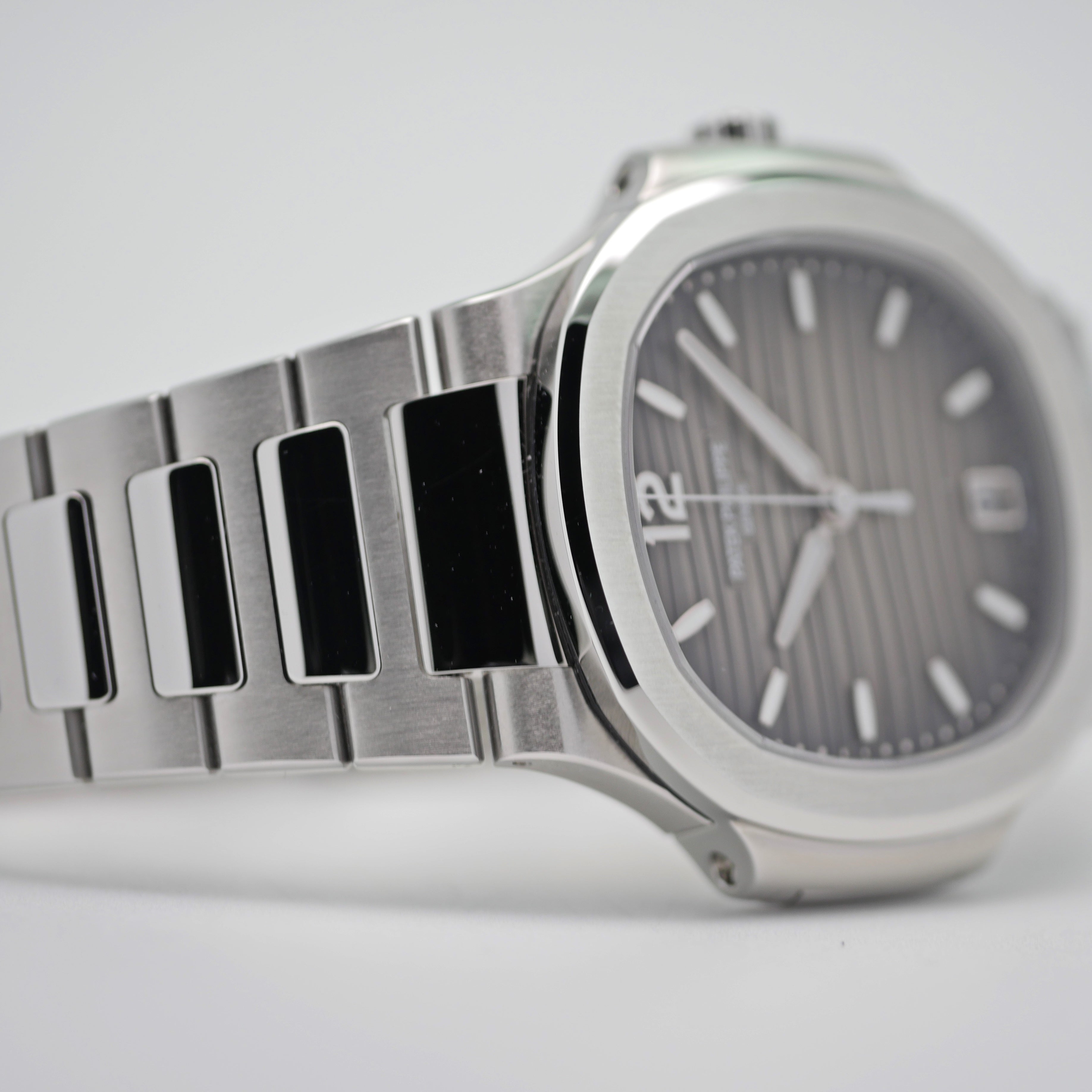 Patek Philippe Nautilus – Ref. 7118/1A-011, Gut – 6/13
