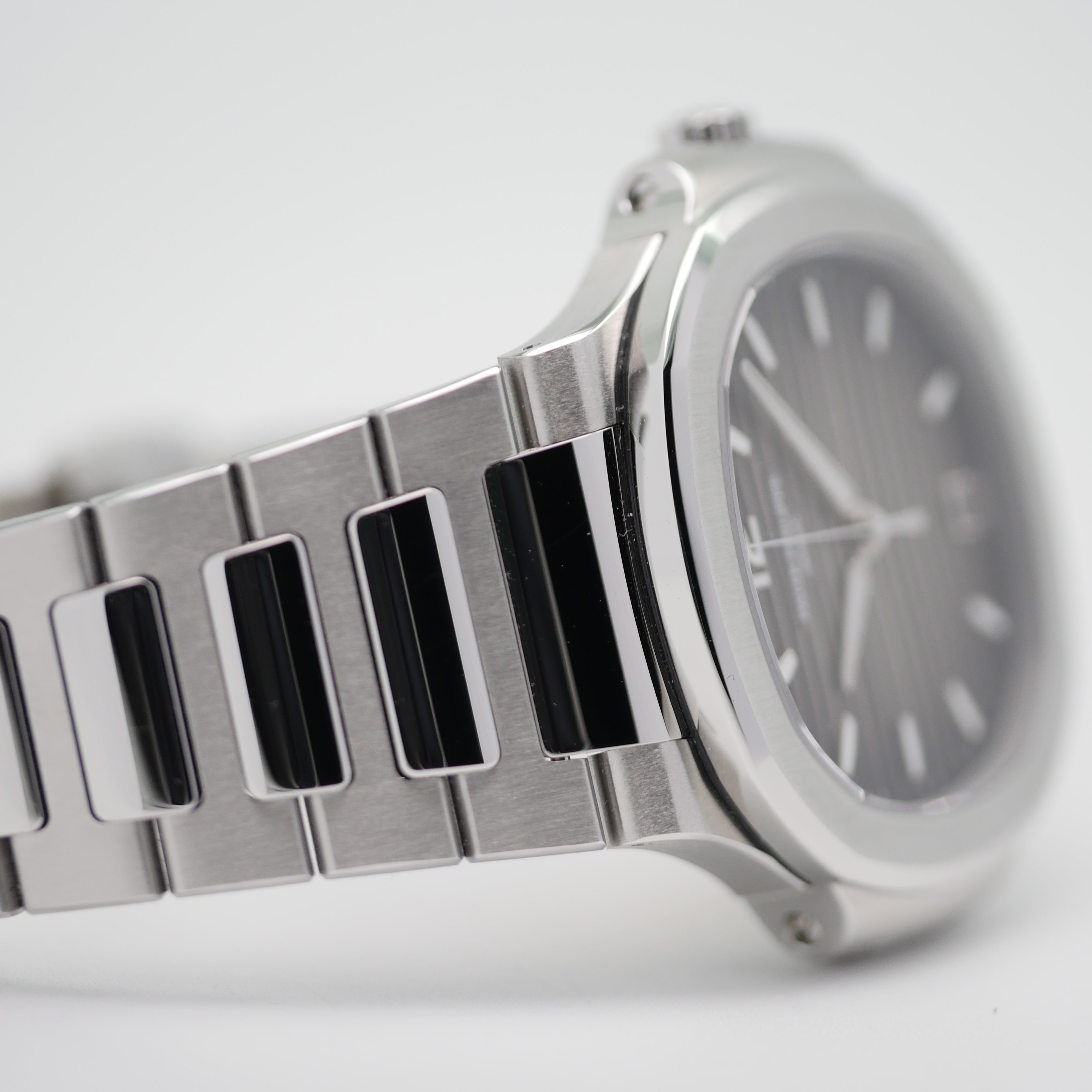 Patek Philippe Nautilus – Ref. 7118/1A-011, Gut – 7/13