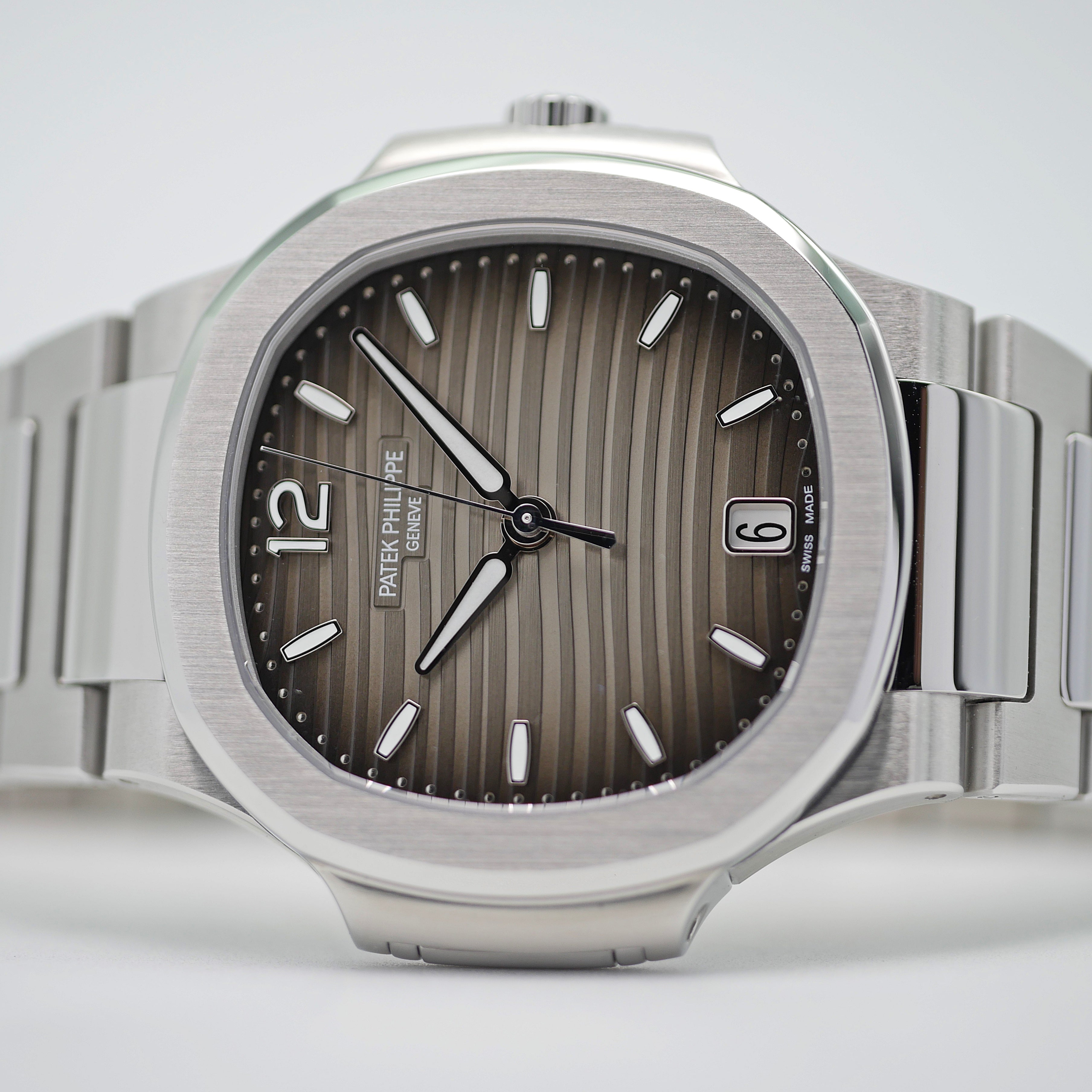 Patek Philippe Nautilus – Ref. 7118/1A-011, Gut – 9/13