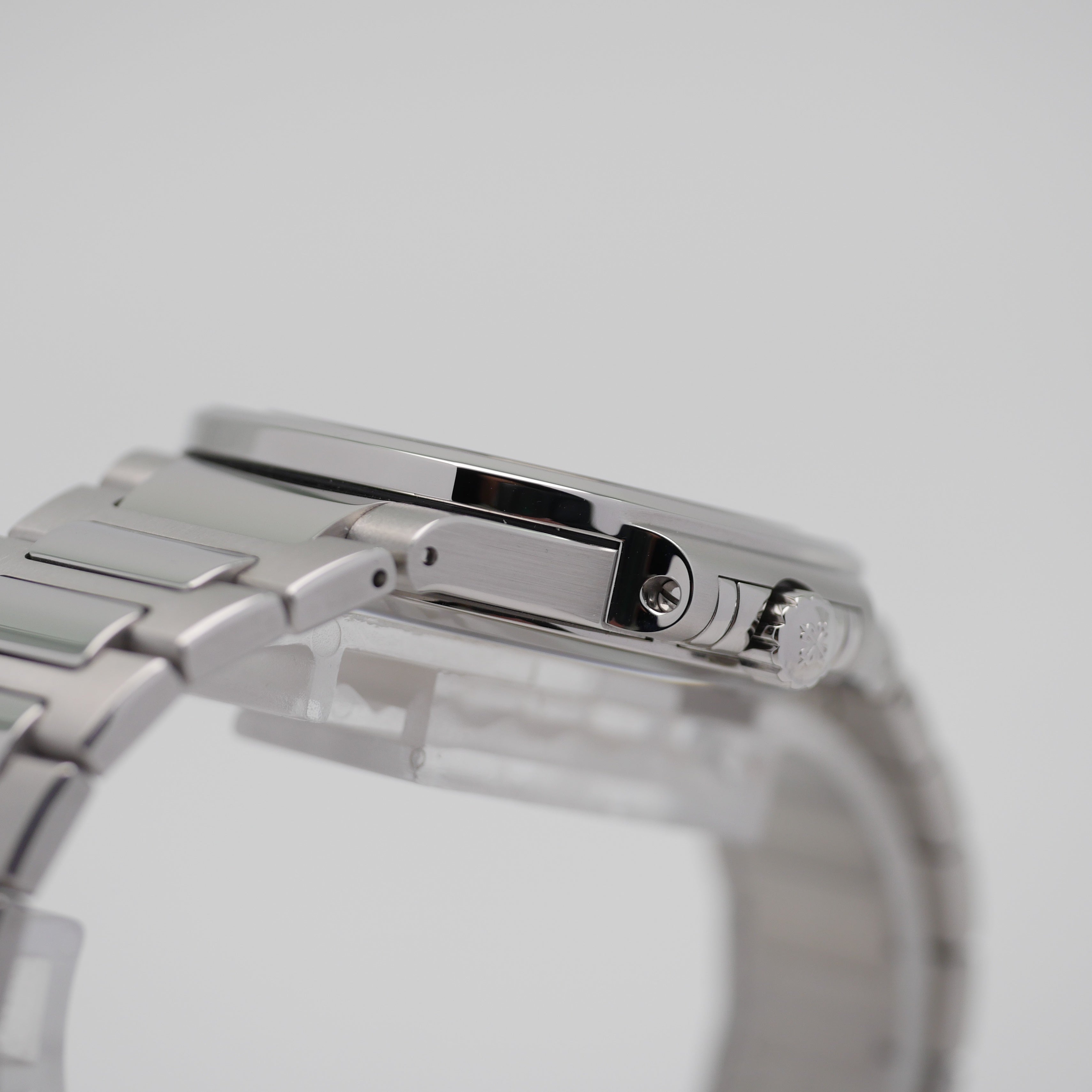 Patek Philippe Nautilus – Ref. 7118/1A-011, Gut – 10/13