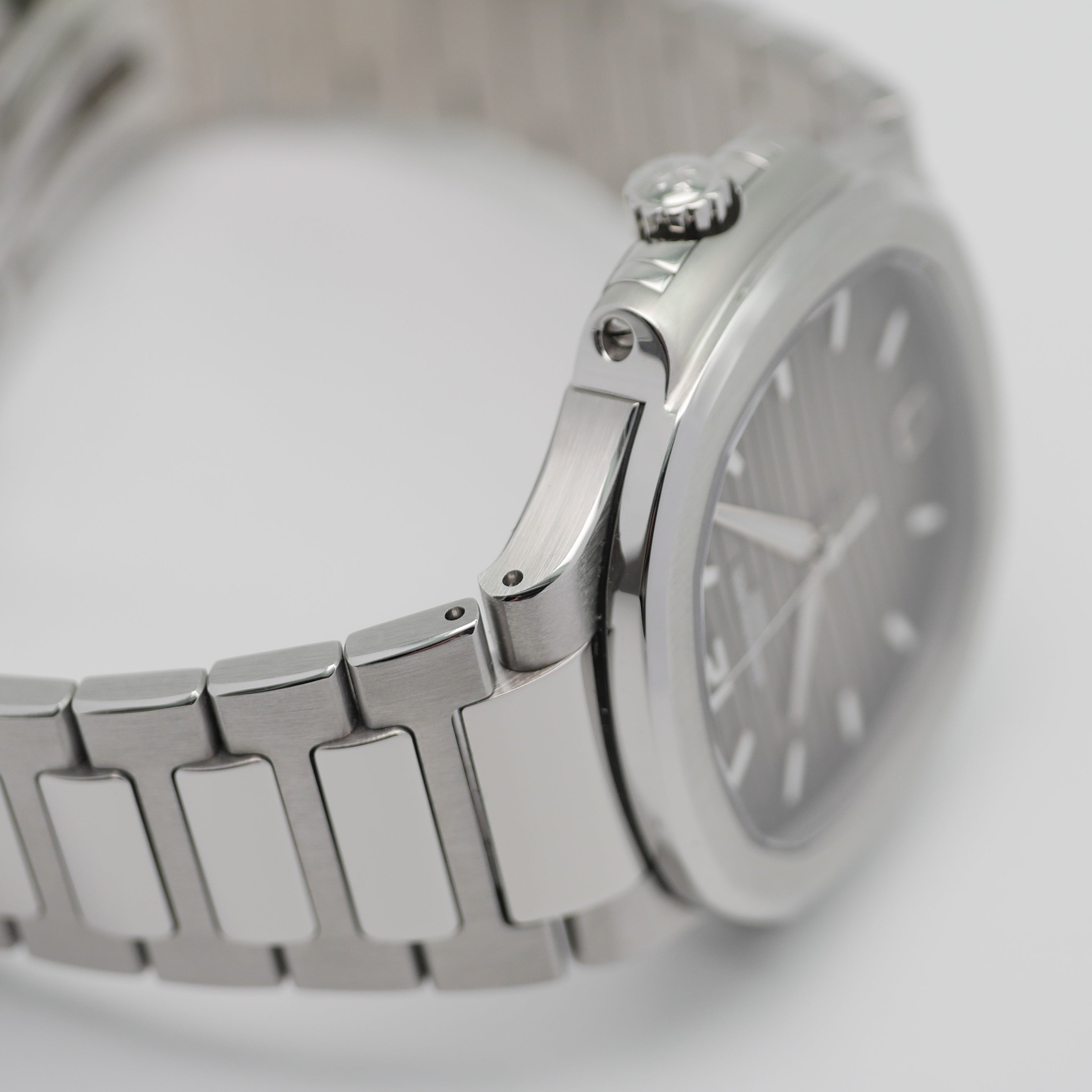 Patek Philippe Nautilus – Ref. 7118/1A-011, Gut – 12/13