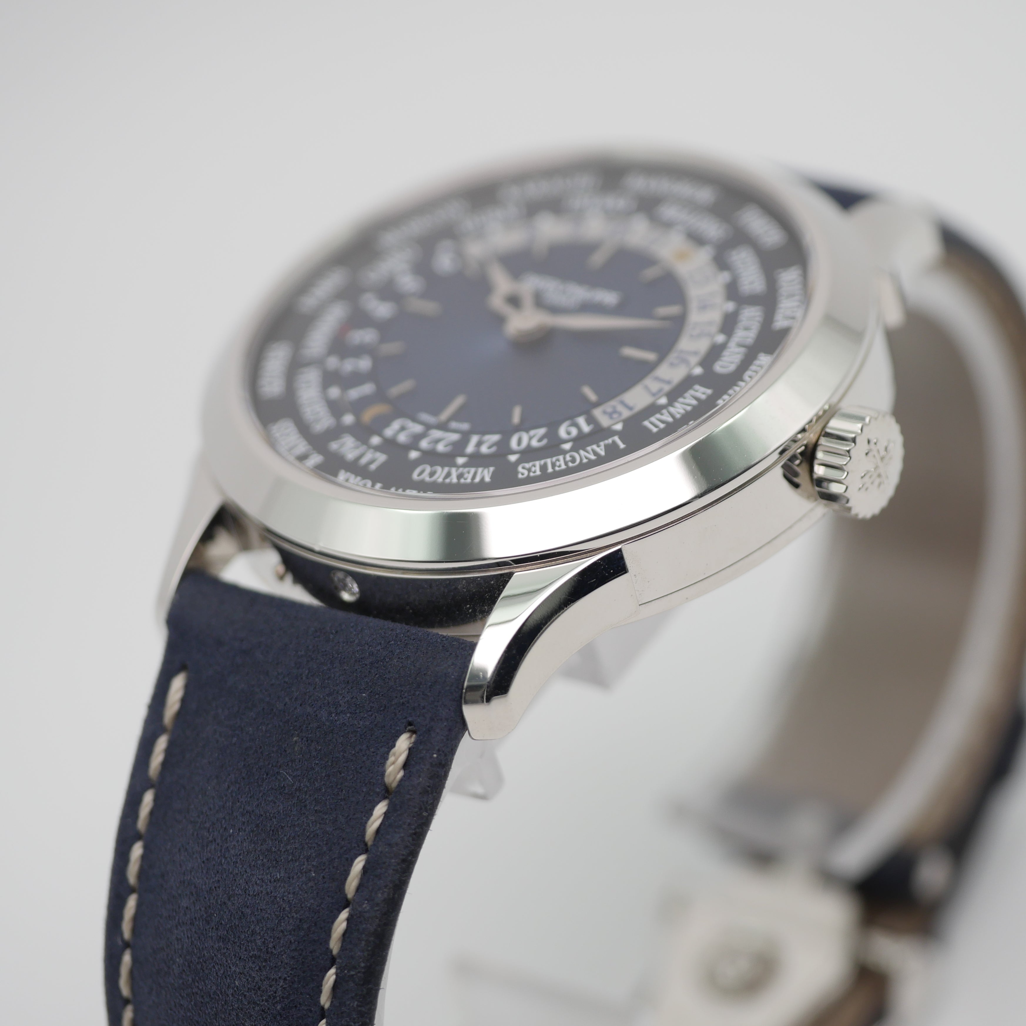 Patek Philippe World Time – Ref. 5230P-001, very good – 6/11