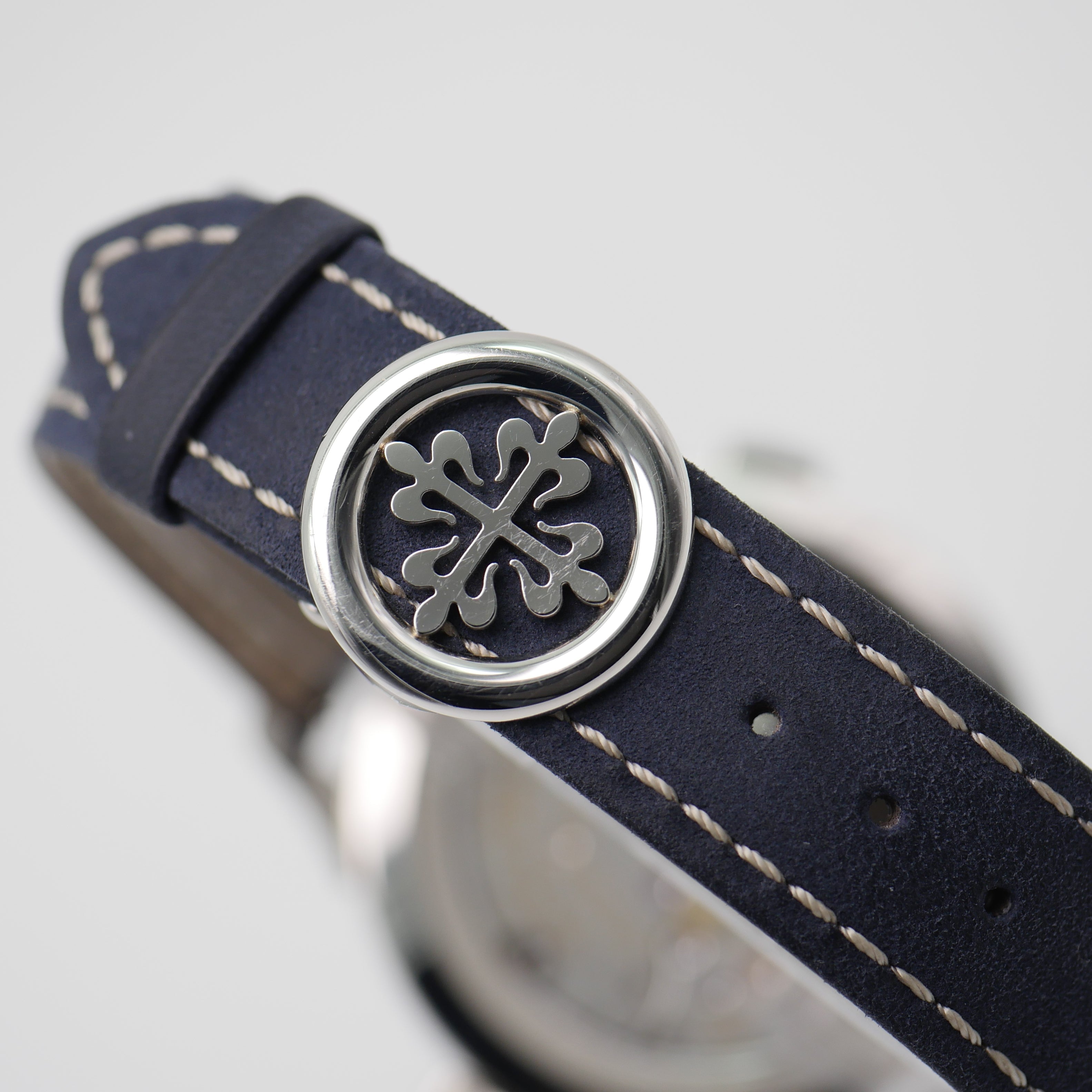Patek Philippe World Time – Ref. 5230P-001, very good – 7/11