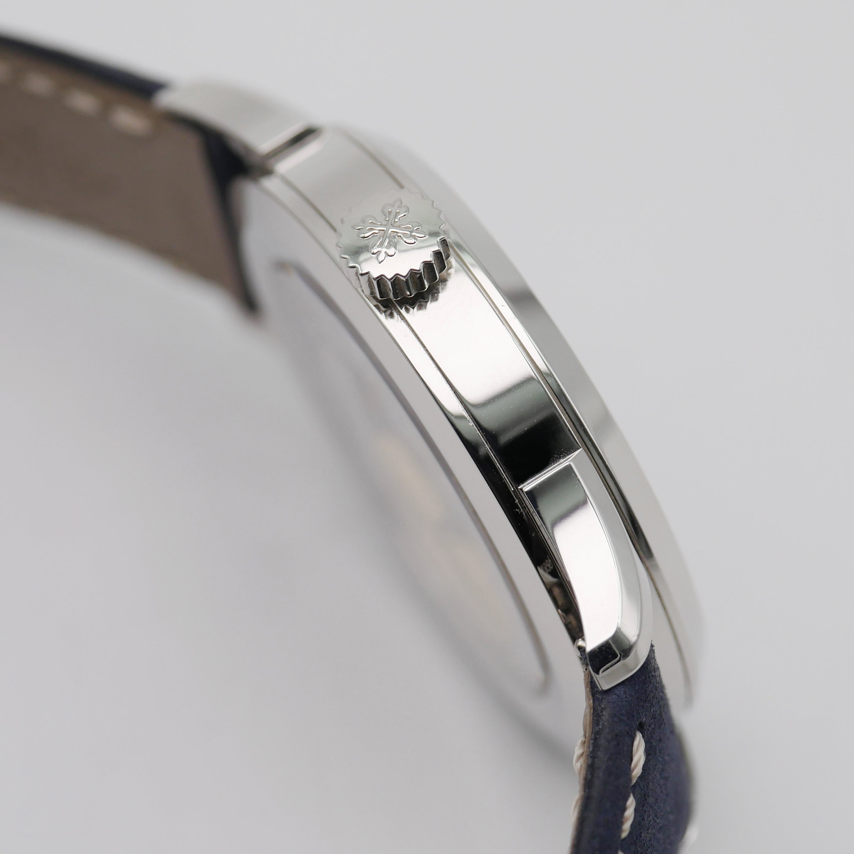Patek Philippe World Time – Ref. 5230P-001, very good – 9/11