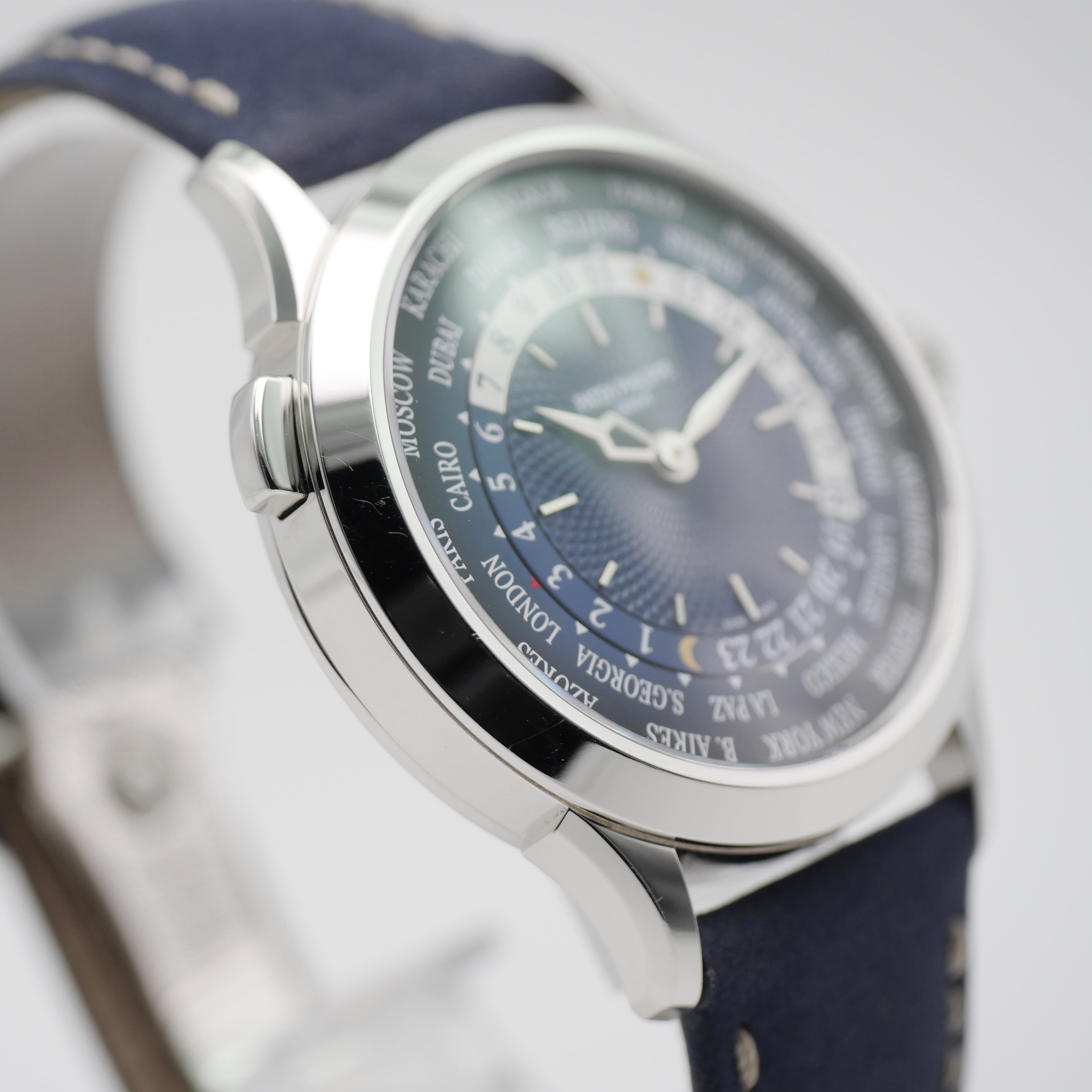 Patek Philippe World Time – Ref. 5230P-001, very good – 10/11