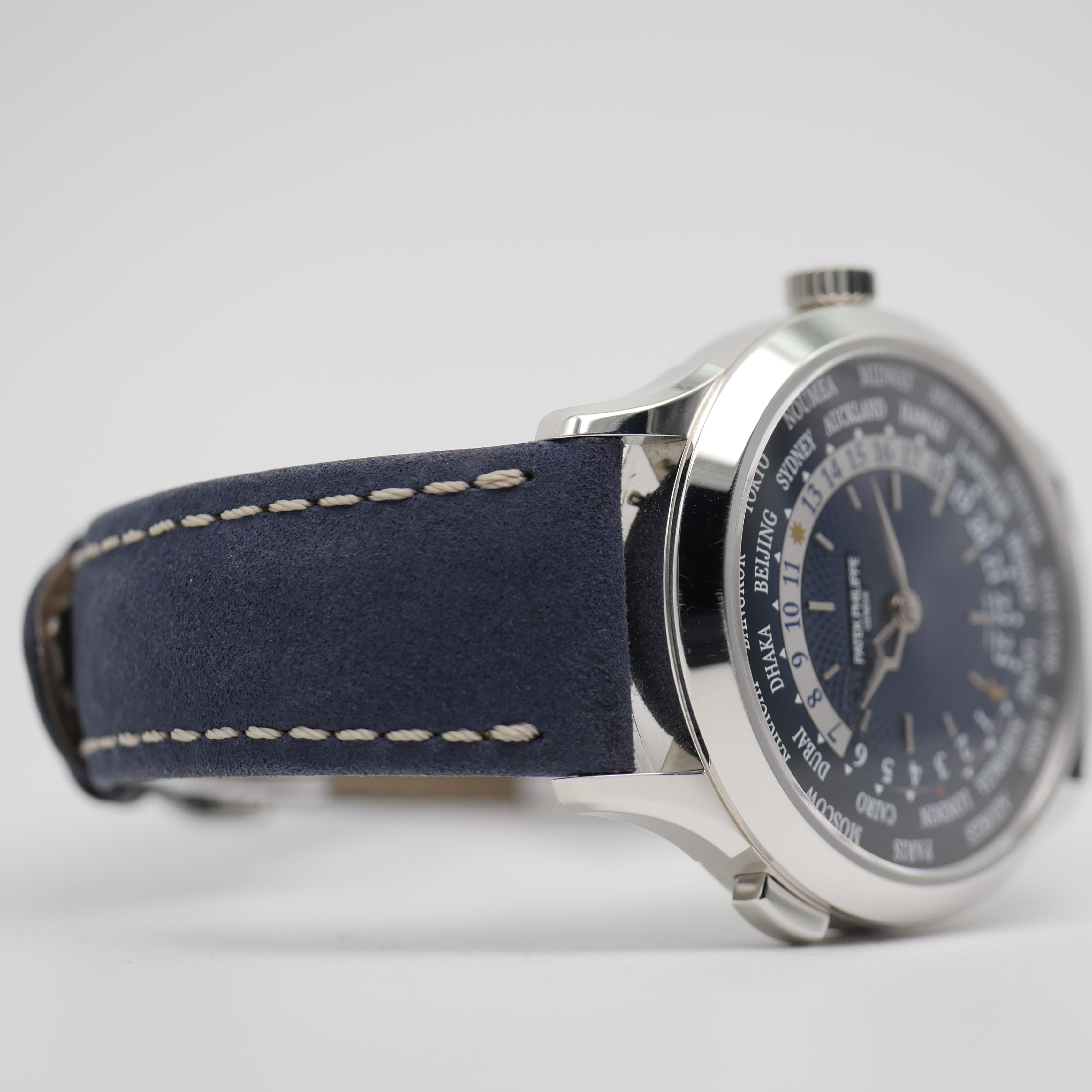 Patek Philippe World Time – Ref. 5230P-001, Gut – 3/11