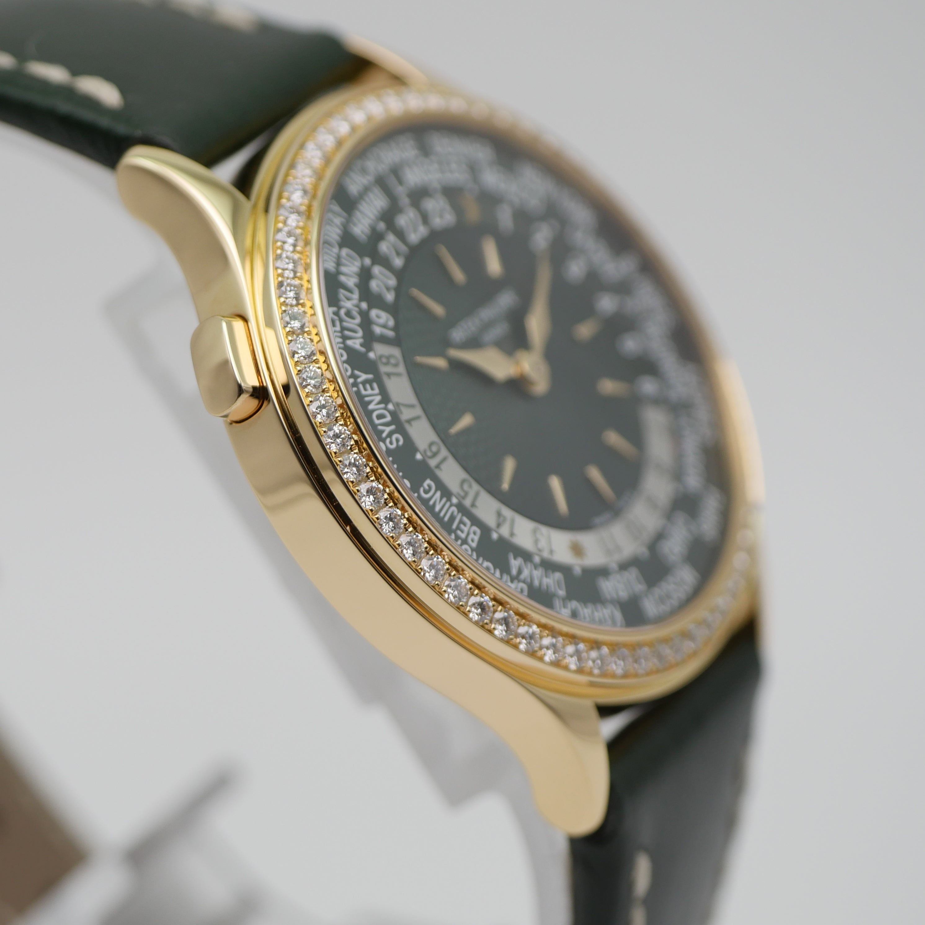 Patek Philippe World Time – Ref. 7130R-014, Gut – 8/9
