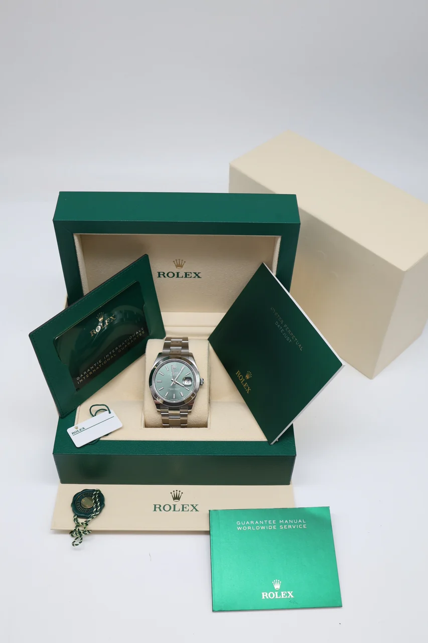 Rolex Datejust – Ref. 126300, very good – 8/9