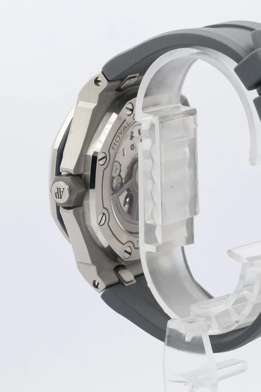 Audemars Piguet Royal Oak Offshore Diver – Ref. 15720STOOA009CA01, Sehr gut – 4/10