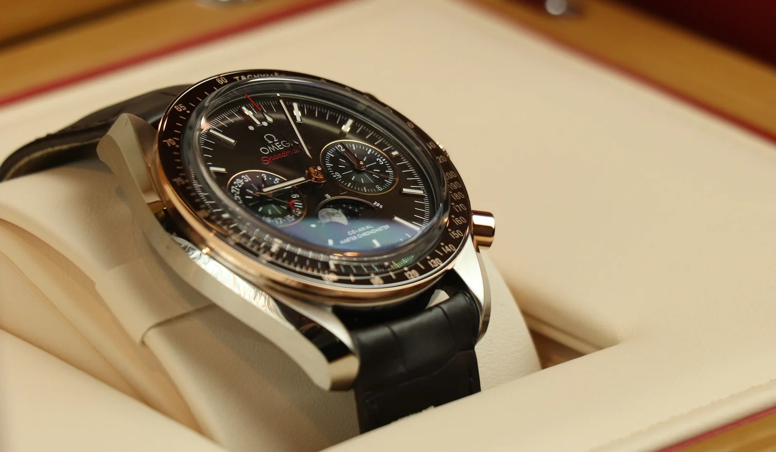 Omega Speedmaster Moonwatch – Ref. 304.23.44.52.13.001, Wie neu