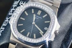 Patek Philippe Nautilus – Ref. 5713/1G-001, Gebraucht – 10/20