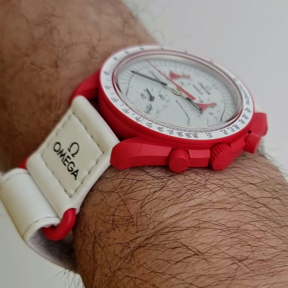 Swatch Moonswatch – Ref. SO33R100, Gut – 8/21