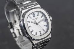 Patek Philippe Nautilus – Ref. 5711/1A-011, Wie neu – 9/16