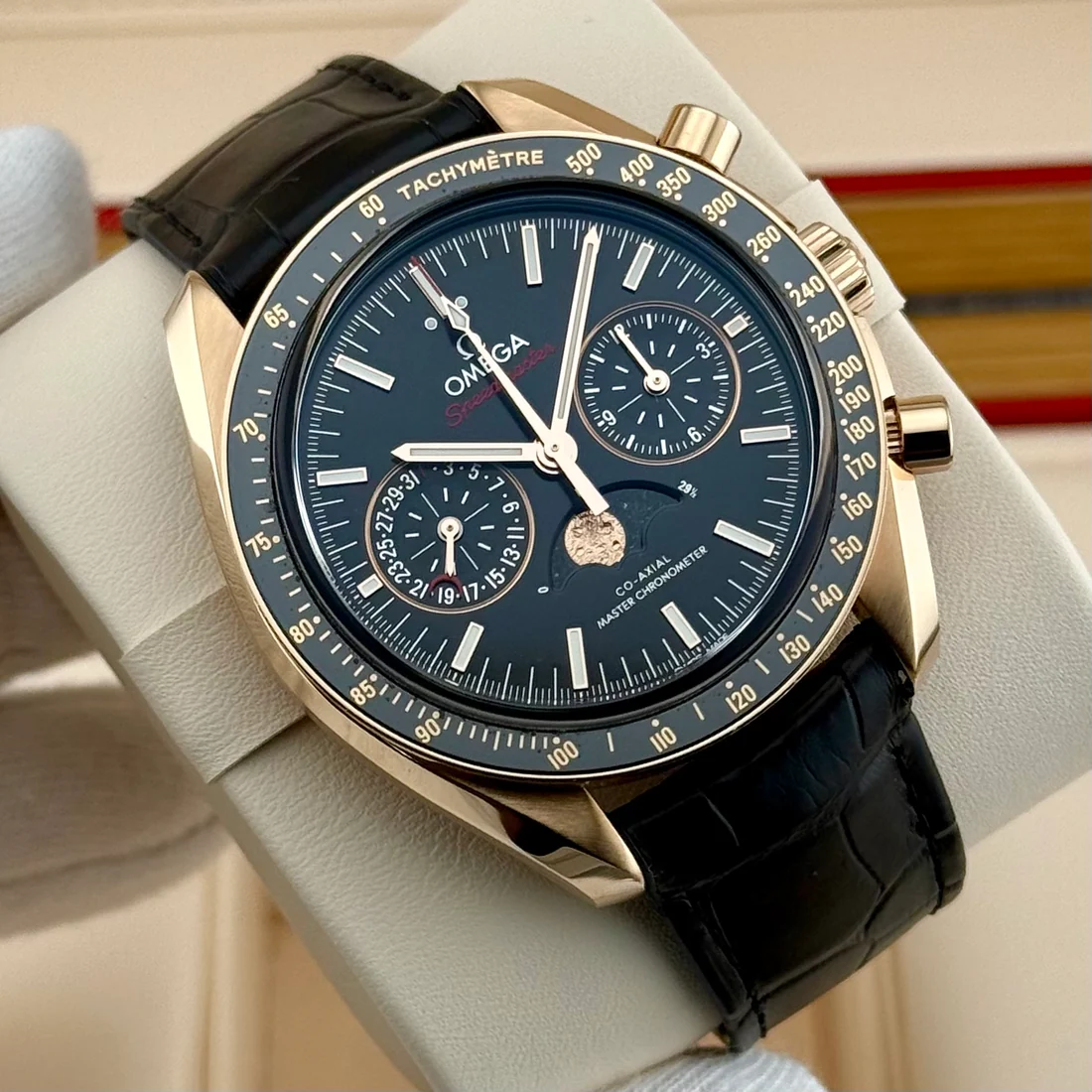 Omega Speedmaster Moonphase – Ref. 304.63.44.52.01.001, very good – 1/18
