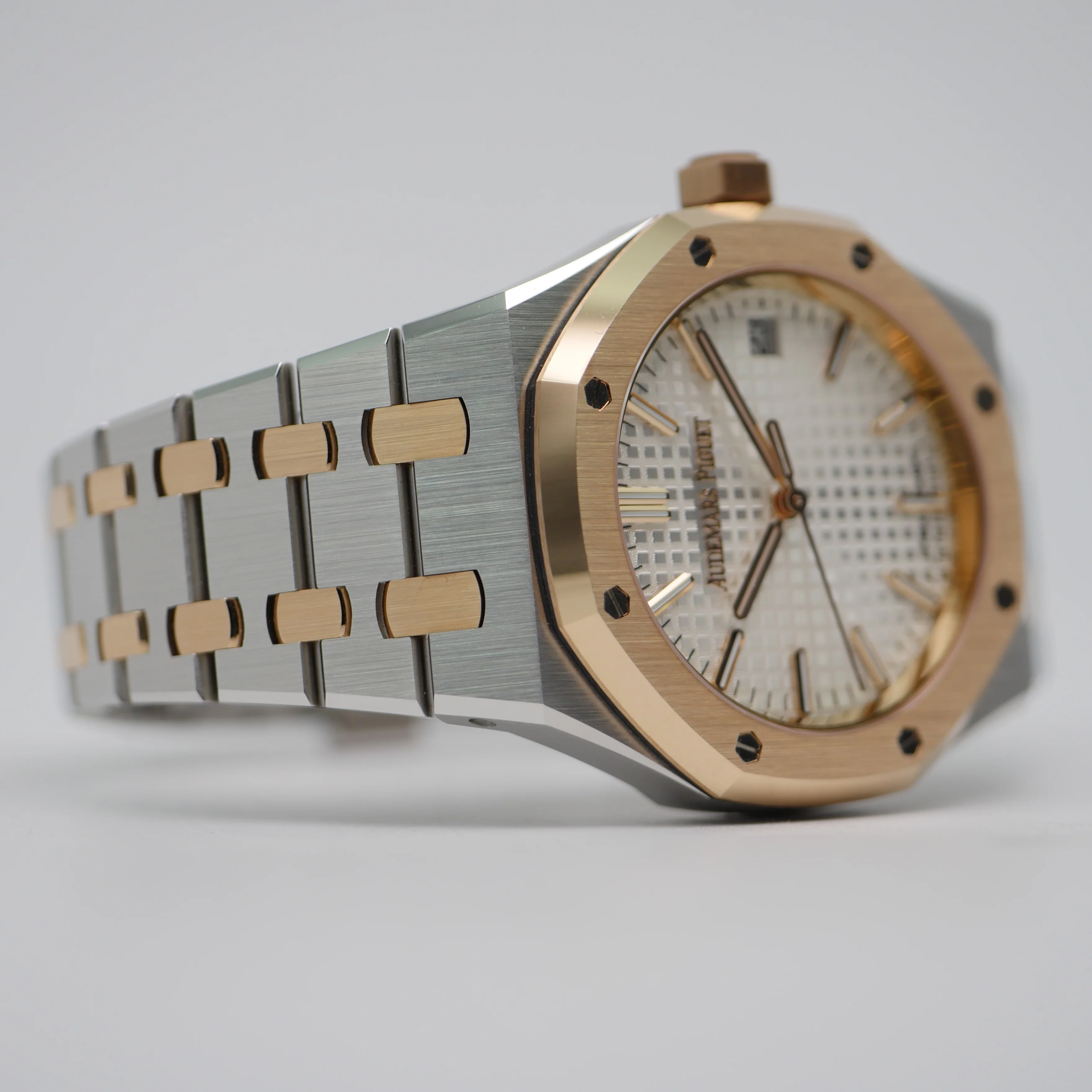 Audemars Piguet Royal Oak – Ref. 15550SR.OO.1356SR.02, New – 4/13