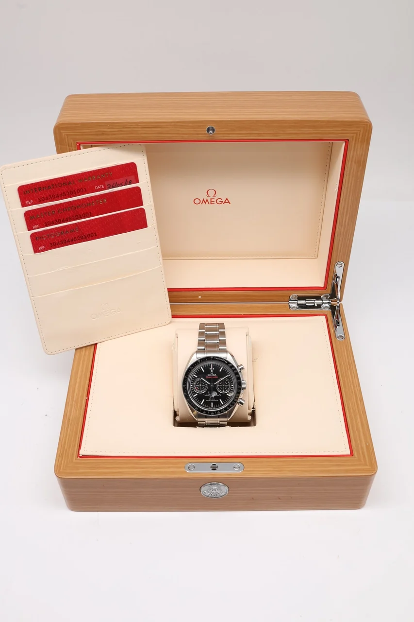 Omega Speedmaster Moonphase – Ref. 30430445201001, Sehr gut – 10/11