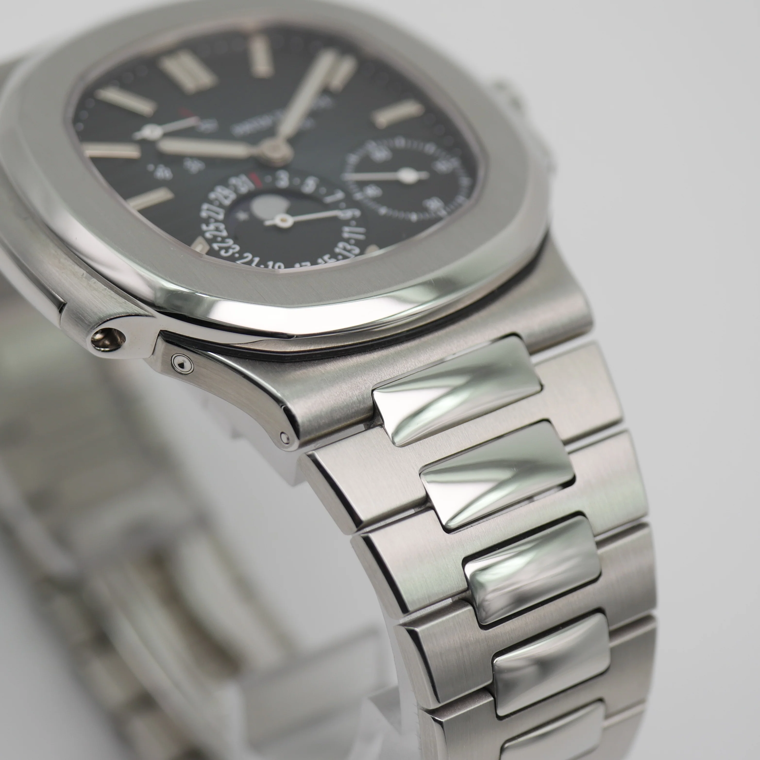 Patek Philippe Nautilus – Ref. 5712/1A-001, Wie neu – 6/10