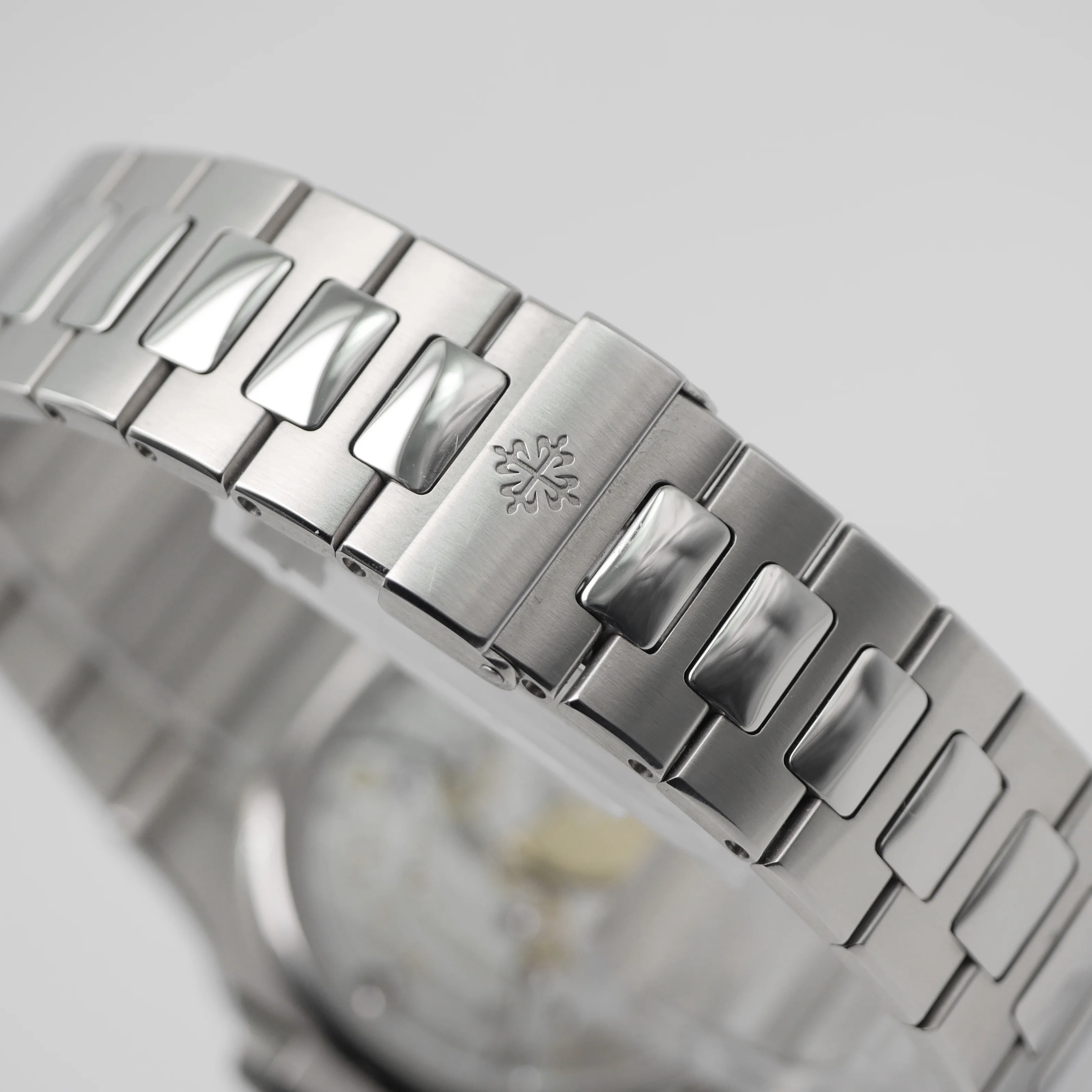 Patek Philippe Nautilus – Ref. 5712/1A-001, Wie neu – 5/10