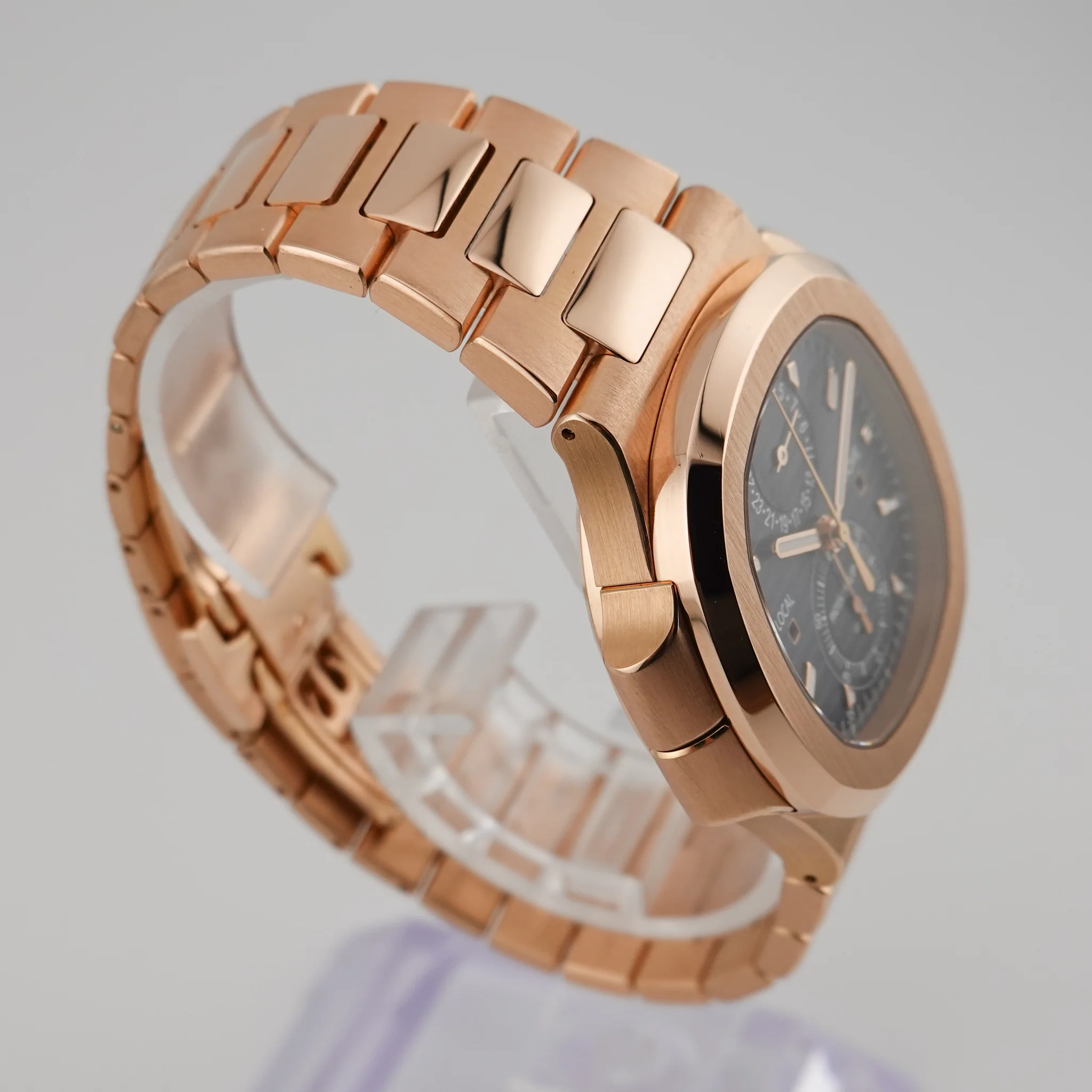 Patek Philippe Nautilus – Ref. 5990/1R-001, Wie neu – 6/8