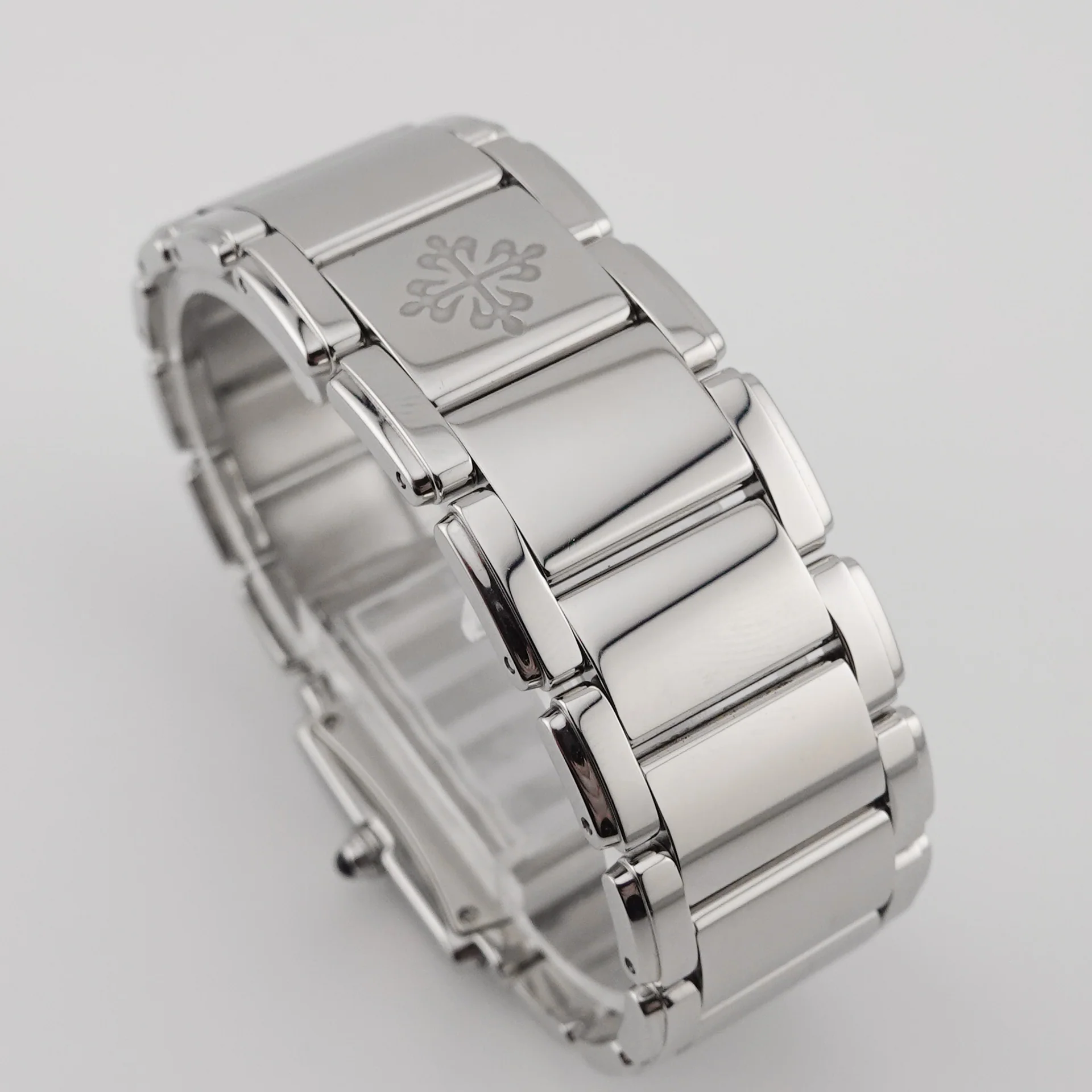 Patek Philippe Twenty-4 – Ref. 4910/10A-011, very good – 4/5