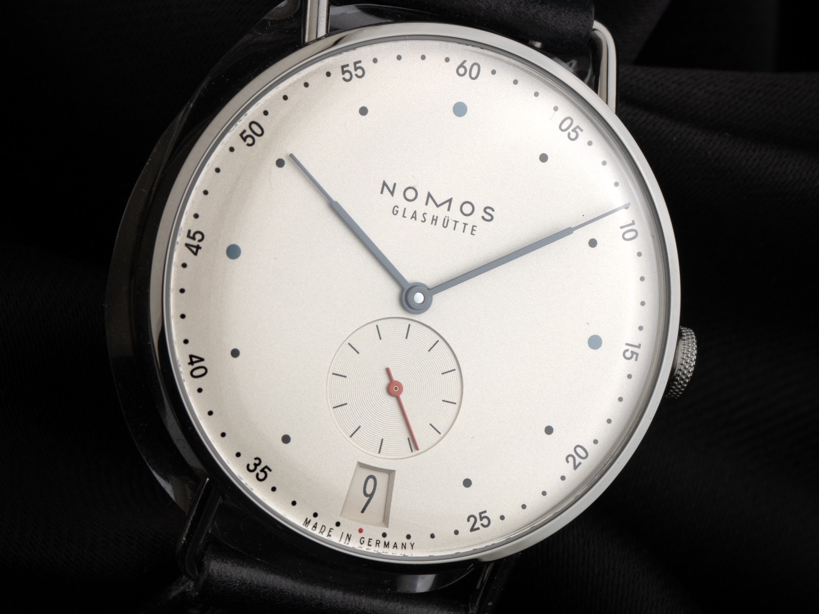NOMOS Metro – Ref. 1102, Neu – 3/8