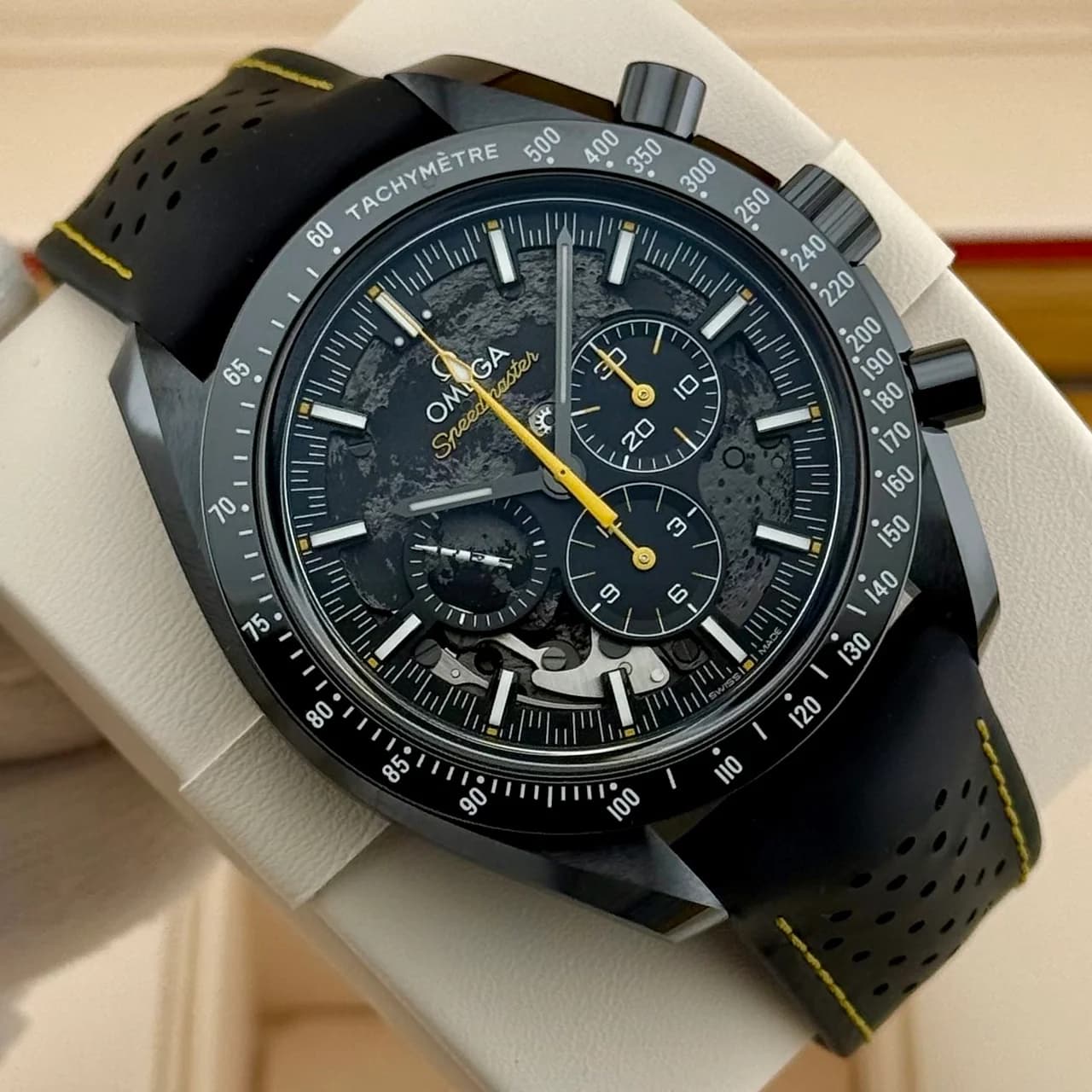 Omega Speedmaster Dark Side of the Moon – Ref. 310.92.44.50.01.001, Neu
